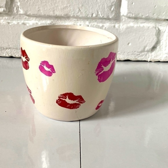 White ceramic vase with hand painted pink and red lips. 4.5” by 5”. - Picture 2 of 9